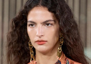 Tengo el pelo rizado y estos son mis accesorios favoritos para peinar mi cabello.